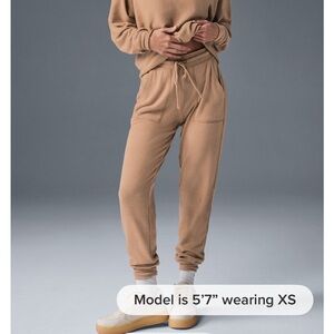 ALO SOHO jogger pants // Toasted almond